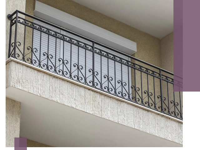 Балконные ограждения из металла и стекла в Выборге для домов